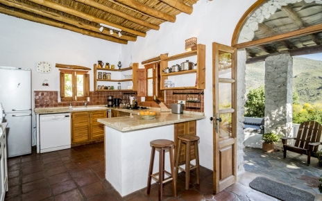 Cocina de campo, abierta a terrazas